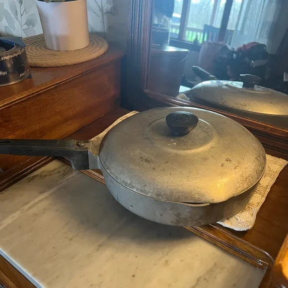GHC PROFESSIONAL Vintage Dual Spout *MAGNALITE* 10' Diameter Skillet with Handle - Picture 1 of 8
